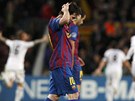 ZMAR A RADOST Lionel Messi z Barcelony v roli pora�en�ho, v pozad� se raduj�