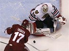 V �ANCI. Radim Vrbata z Phoenixu p�ed brank��em Chicaga Coreym Crawfordem.  