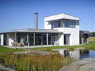 Stavba je kompozičně členěna na ústřední dvoupodlažní část s bílou omítkou, Stavba je kompozičně členěna na ústřední dvoupodlažní část s bílou omítkou,