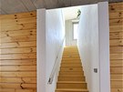 Do pracovny vede otevřené betonové schodiště obložené dřevem. Do pracovny vede otevřené betonové schodiště obložené dřevem.