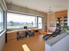 V pracovně se pohledový beton snoubí s bílým štukem, borovicovým dřevem a V pracovně se pohledový beton snoubí s bílým štukem, borovicovým dřevem a