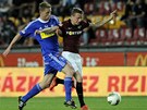 Ladislav Krej�� ze Sparty (vpravo) v souboji s olomouck�m Pavlem Dreksou.