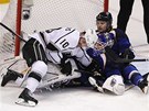 Mike Richards (vlevo) z Los Angeles p�i sr�ce s g�lmanem Brianem Elliottem a