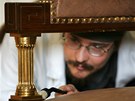 Na bečovském hradu a zámku připravují exponáty pro výstavu ´Příběh stolu´. Její... Na bečovském hradu a zámku připravují exponáty pro výstavu ´Příběh stolu´. Její...