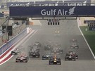 A JEDEM. Z�vod formule 1 v Bahrajnu pr�v� odstartoval.
