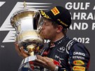 MAZLEN� S TROFEJ�. Sebastian Vettel ze st�je Red Bull si u��v� triumf v...