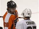TAK ZASE N�KDY. Claude Giroux (vlevo), hv�zda Philadelphie, se po postupu do