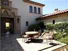Slavn� americk� herec Sylvester Stallone prod�v� sv� s�dlo v letovisku La