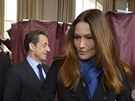Nicolas Sarkozy a jeho man�elka Carla b�hem prvn�ho kola prezidentsk�ch voleb...