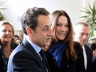 Nicolas Sarkozy a jeho man�elka Carla b�hem prvn�ho kola prezidentsk�ch voleb...