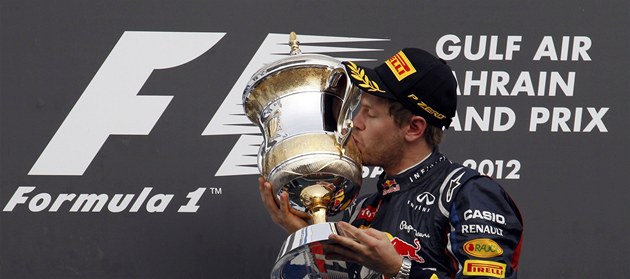 MAZLEN� S TROFEJ�. Sebastian Vettel ze st�je Red Bull si u��v� triumf v