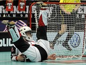 PŘEKONANÝ GÓLMAN. Střešovický brankář Tomáš Kafka se ohlíží za míčkem, který v