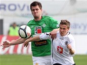 PŘETLAČOVANÁ. Jakub Štochl z Jablonce se tlačí k míči přes hradeckého Tomáše