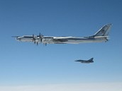Francouzsk� stroj Mirage doprov�z� u Islandu rusk� strategick� bombard�r Tu-95
