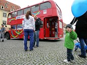 Londýnský doubledecker před Špalíčkem na chebském náměstí Krále Jiřího z