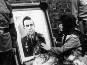 Pohřeb urny s popelem Vladimíra Komarova do kremelské zdi. U obrazu se sklání