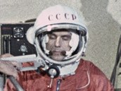 Vladimir Komarov jako náhradník pro let Vostoku při oblékání skafandru na...