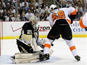 V �ANCI. Jarom�r J�gr v dresu Philadelphie ohro�uje branku Pittsburgu.