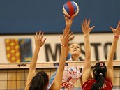Prost�jovská volejbalistka Anna Veliká úto�í proti dvojbloku Olympu Praha. 