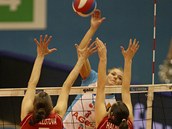 Prost�jovská volejbalistka Anna Veliká úto�í proti dvojbloku Olympu Praha. 