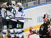 Hokejisté Dynama Moskva se radují z gólu v utkání proti Omsku.