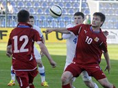 Čeští fotbalisté do 21 let Tomáš Wágner (vpravo) a Egon Vůch (zády) v