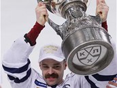S TROFEJÍ NAD HLAVOU. Jakub Klepiš v dresu Dynama Moskva s Gagarinovým pohárem