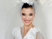 Romantick� styling nev�sty nikdy nevyjde z m�dy. Decentn� �aty spolu s