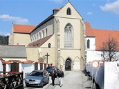 Do kl�tera Zlat� Koruna by mohlo zav�tat v�c turist�, t�eba na kole.