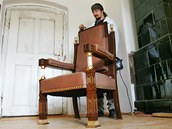 Na bečovském hradu a zámku připravují exponáty pro výstavu ´Příběh stolu´. Její...