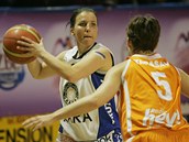 Darina Mi�urov� z Trutnova p�ihr�v� kolem Aliaksandry Tarasovov� z V� Praha.