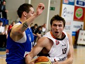 Pavel Houška z Děčína uniká Peteru Sedmákovi z USK Praha.