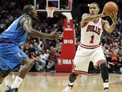 Derrick Rose (vprvo) z Chicaga čelí Dominique Jonesovi z Dallasu.