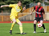 PO�KEJ NA M� P�ECE. Miloslav Strnad ze Sokolova (vlevo) odkop�v� m�� p�ed