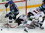 KDE JE PUK? Martin �koula pom�h� ve fin�le play-off KHL Omsku v obran� proti