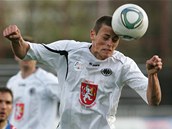 ZATNOUT PĚSTI A DO TOHO. Tomáš Holeš z Hradce Králové hlavičkuje během zápasu s
