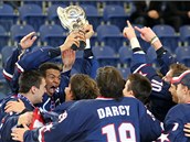 �AMPIONI. Hokejist� Spojen�ch st�t� do osmn�cti let se raduj� z triumfu na