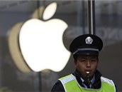 Policista stojící p�ed �ínským obchodem Apple