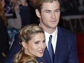 Chris Hemsworth a jeho t�hotn� man�elka Elsa Patakyov� na evropsk� premi��e...