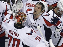 PAR�DA, POSTUPUJEME. Brank�� Washingtonu Braden Holtby se raduje spole�n� s