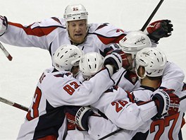POSTUP JE N��. Nad�en� hokejist� Washingtonu pot�, co vy�adili Boston.