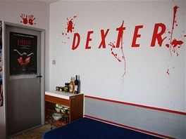 Na další stěně studentského pokoje je nápis Dexter, který odkazuje na kultovní Na další stěně studentského pokoje je nápis Dexter, který odkazuje na kultovní