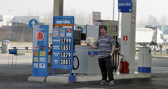 Čerpací stanice Servito v Itálii nabízí benzin v přepočtu za 46 korun. Čerpací stanice Servito v Itálii nabízí benzin v přepočtu za 46 korun.