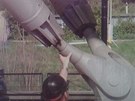 Technik prohlíží nosnou konstrukci evakuovaného domu v pražských Holešovicích. Technik prohlíží nosnou konstrukci evakuovaného domu v pražských Holešovicích.