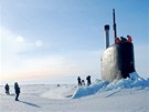 KDE JSME SE TO VYLOUPLI? Americk� ponorka USS Connecticut vykukuje zpoza