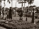 Provizorn� hrob na h�bitov� v Charv�tech (1945)