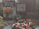 Hrob popraven�ch obyvatel Ko�u�an na h�bitov� v Charv�tech.