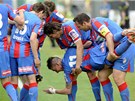 �ISTI� KOPA�EK. Plze�sk� fotbalista Milan Petr�ela si v z�pase se Slavii u�il