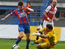 Plze�sk� z�lo�n�k V�clav Pila� (vlevo) se sna�� obej�t sl�vistick�ho g�lmana