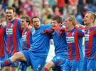 Plze�t� fotbalist� se raduj� z v�hry 3:0 nad Slavi�.